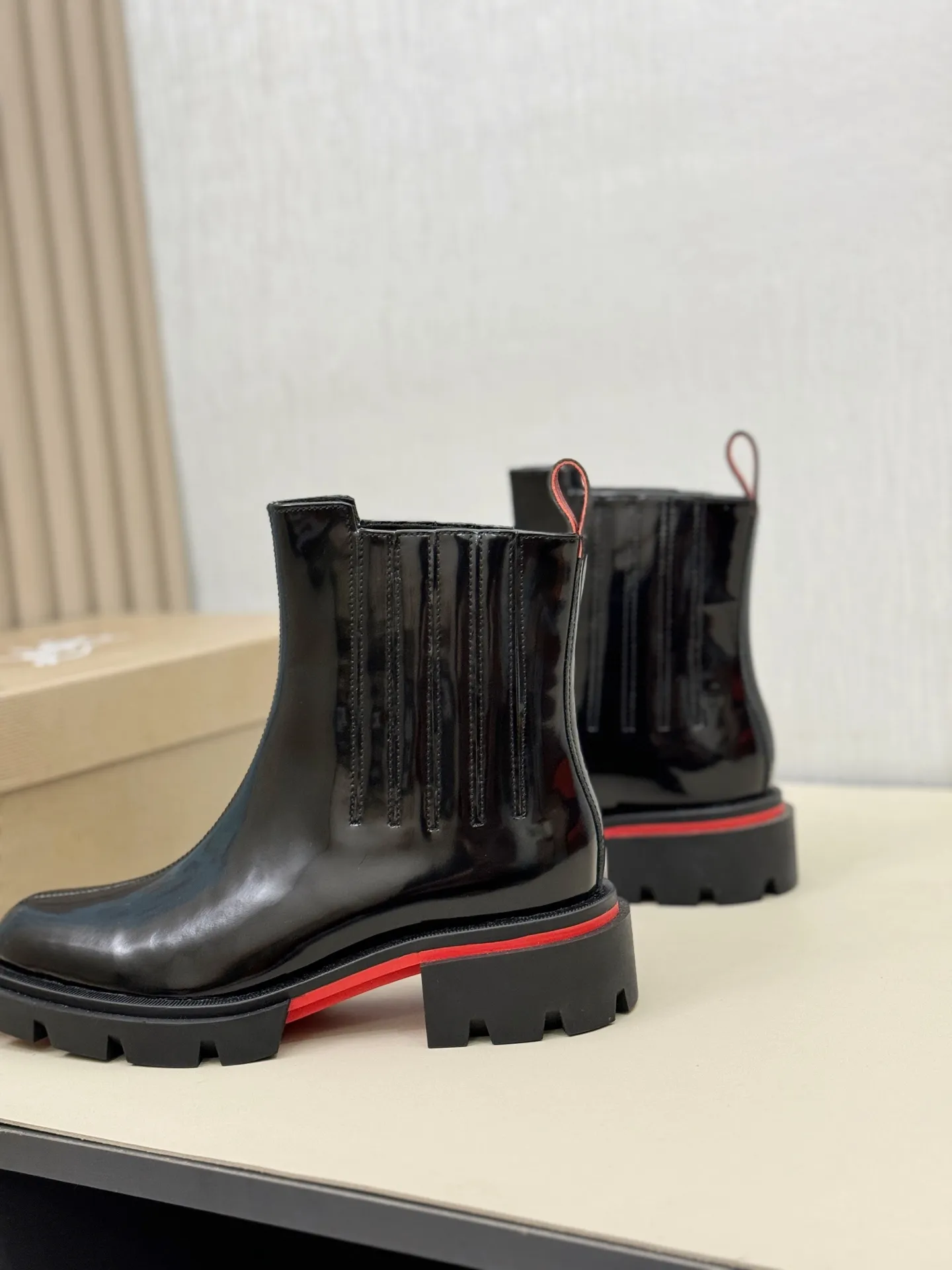 [CL～High-end men’s red-soled shoes] Top P: 940💰. Size: 39-44 (38.45.46 can be customized) 🆑Top original purchase agent Imported open-edge bead fabric and water-dyed cowhide inside 🉑️ Imported TPU rubber sole, wear-resistant and non-slip, full of European style.